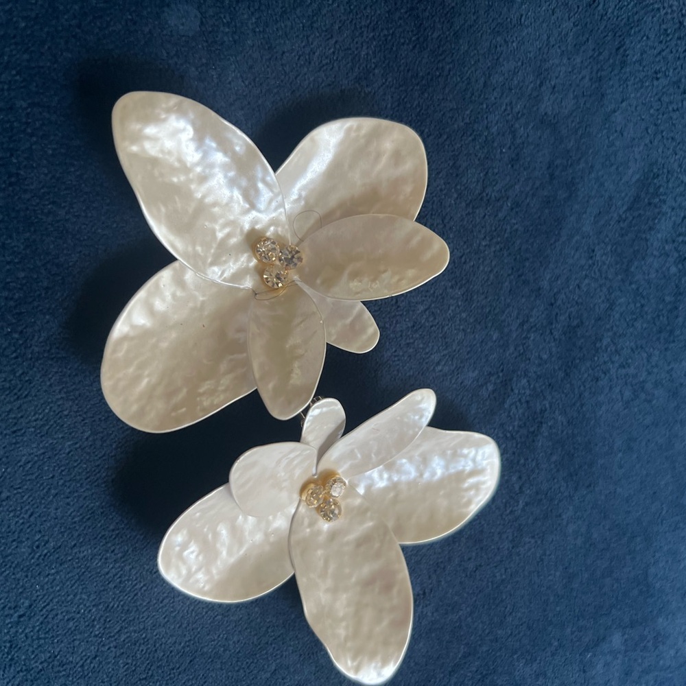 Elegant White Floral Earrings